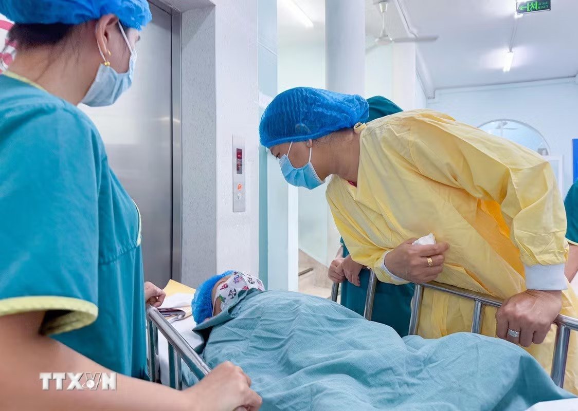 Bệnh nhi được đưa đến phòng điều trị tích cực, theo dõi sau phẫu thuật ghép thận