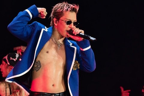 Biển gậy cổ vũ thắp sáng sân vận động Mỹ Đình trong concert BIGBANG tại Hà Nội