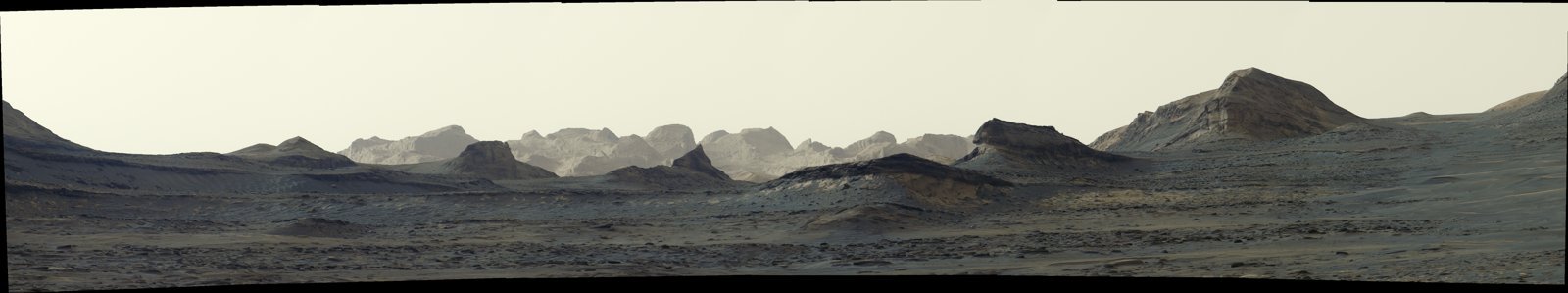 Ảnh toàn cảnh siêu rộng, ghép từ sáu ảnh Curiosity chụp ngày 11/8/2026. Cùng bộ dữ liệu với ảnh phóng gần. NASA/JPL-Caltech/MSSS