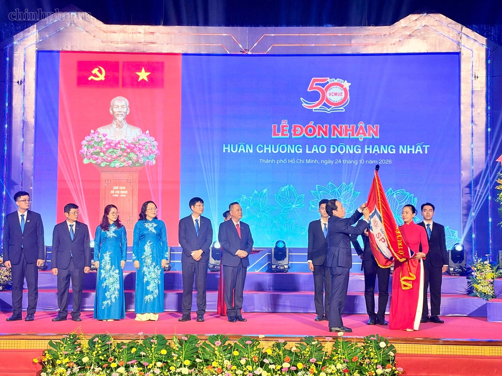 Phó Thủ tướng trao Huân chương Lao động hạng Nhất cho Trường Đại học Sư phạm Thành phố Hồ Chí Minh