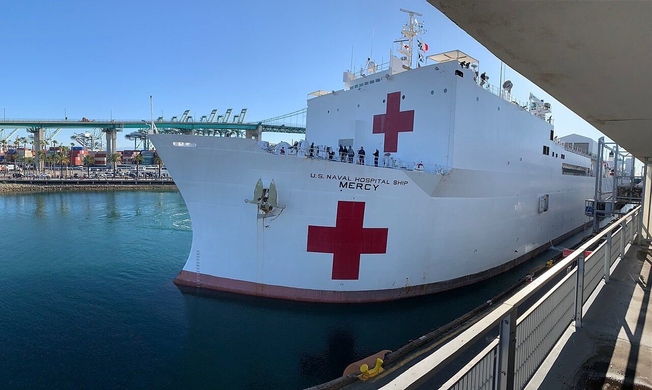 Tàu bệnh viện USNS Mercy tại Los Angeles trong ảnh tư liệu