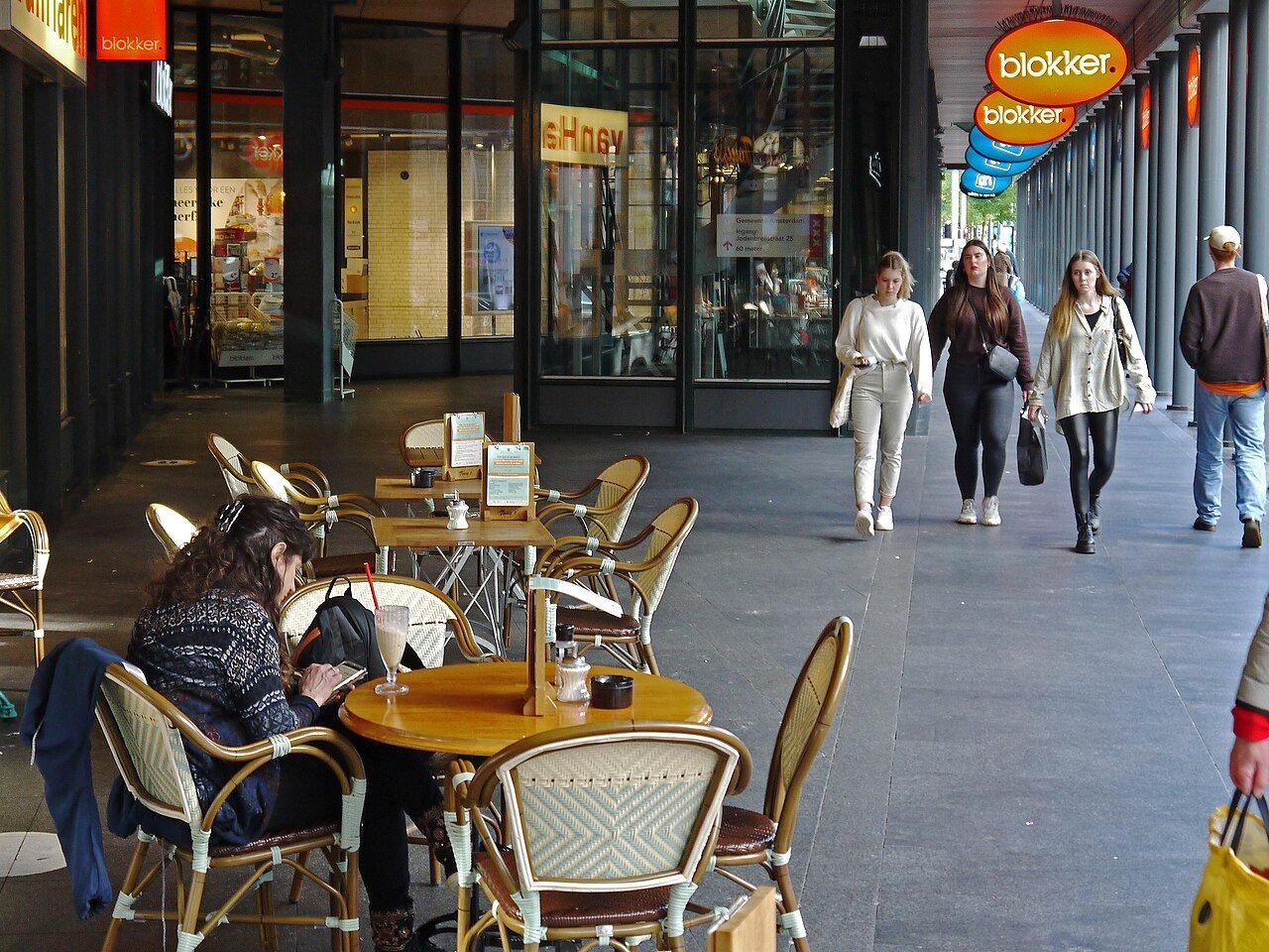 Người đi bộ trên một tuyến phố ở Amsterdam