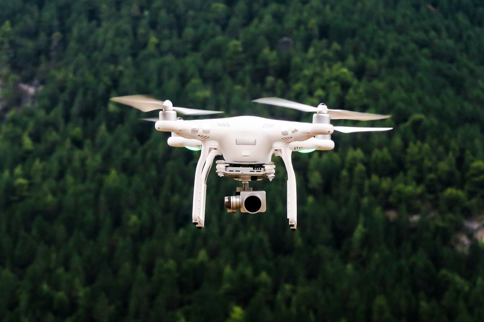 Thiết bị drone, minh họa việc chuẩn bị sử dụng; không xác nhận địa điểm bay tại TP Hồ Chí Minh. Ảnh chụp minh họa: Unsplash