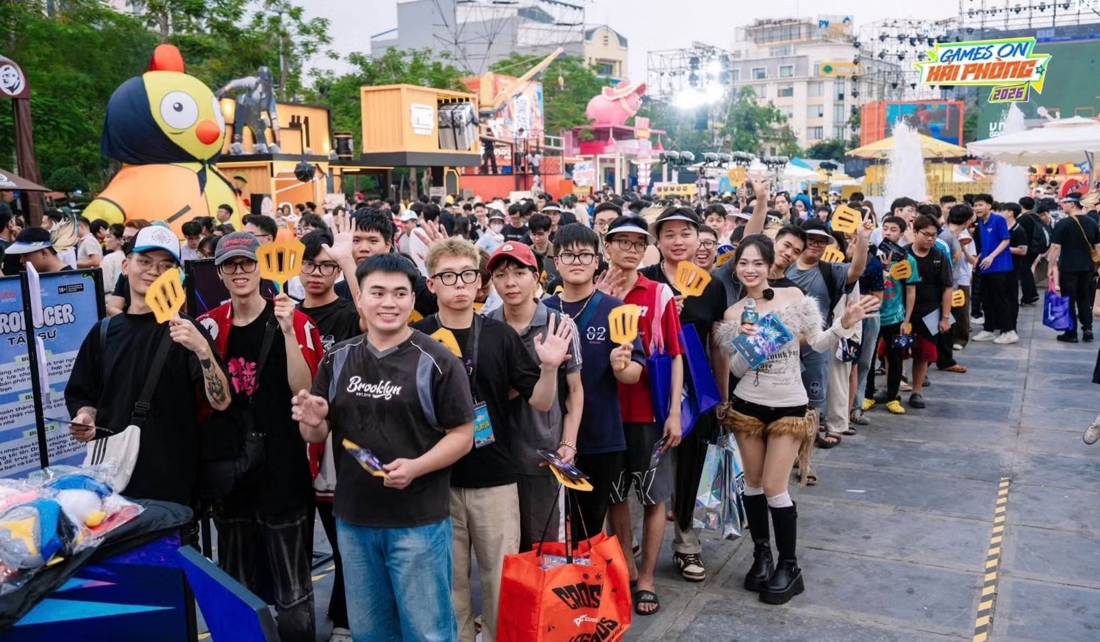 Người dân và du khách có thể trực tiếp hòa mình vào không khí tranh tài, giao lưu với cộng đồng game thủ và trải nghiệm các hoạt động giải trí liên quan