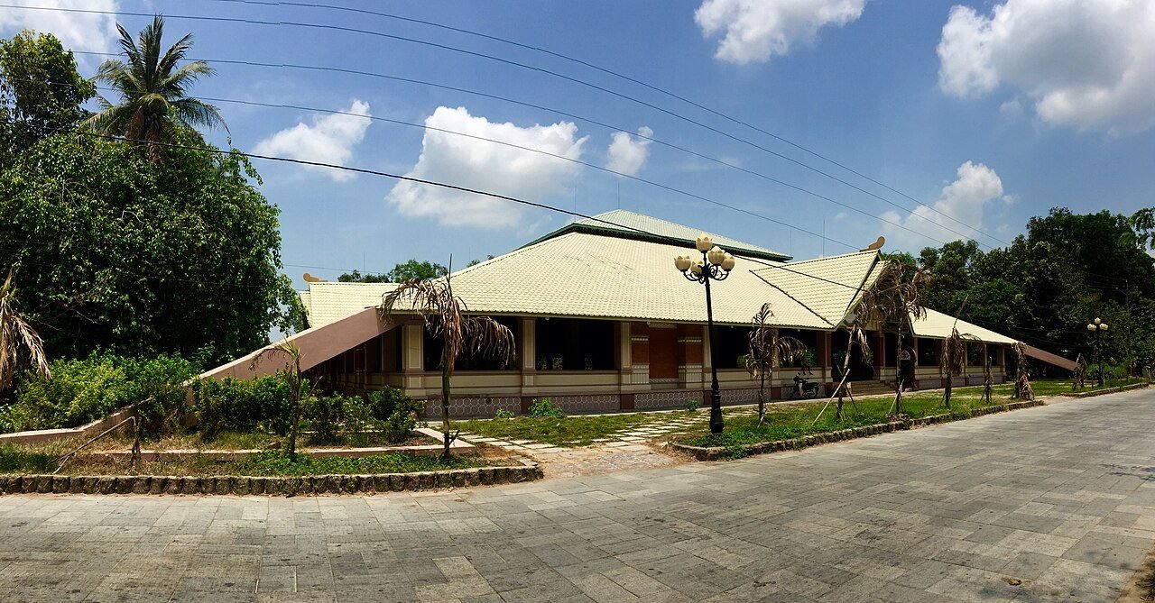 Nhà trưng bày trong khu di tích Gò Tháp