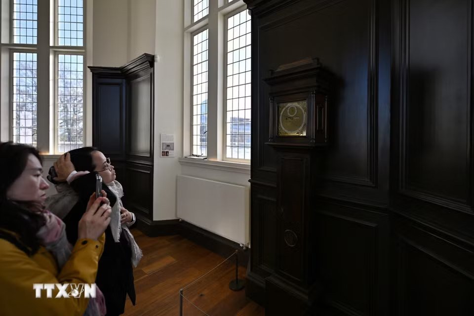 Đồng hồ đo độ thiên văn tại Đài thiên văn Hoàng gia Greenwich, London, Anh
