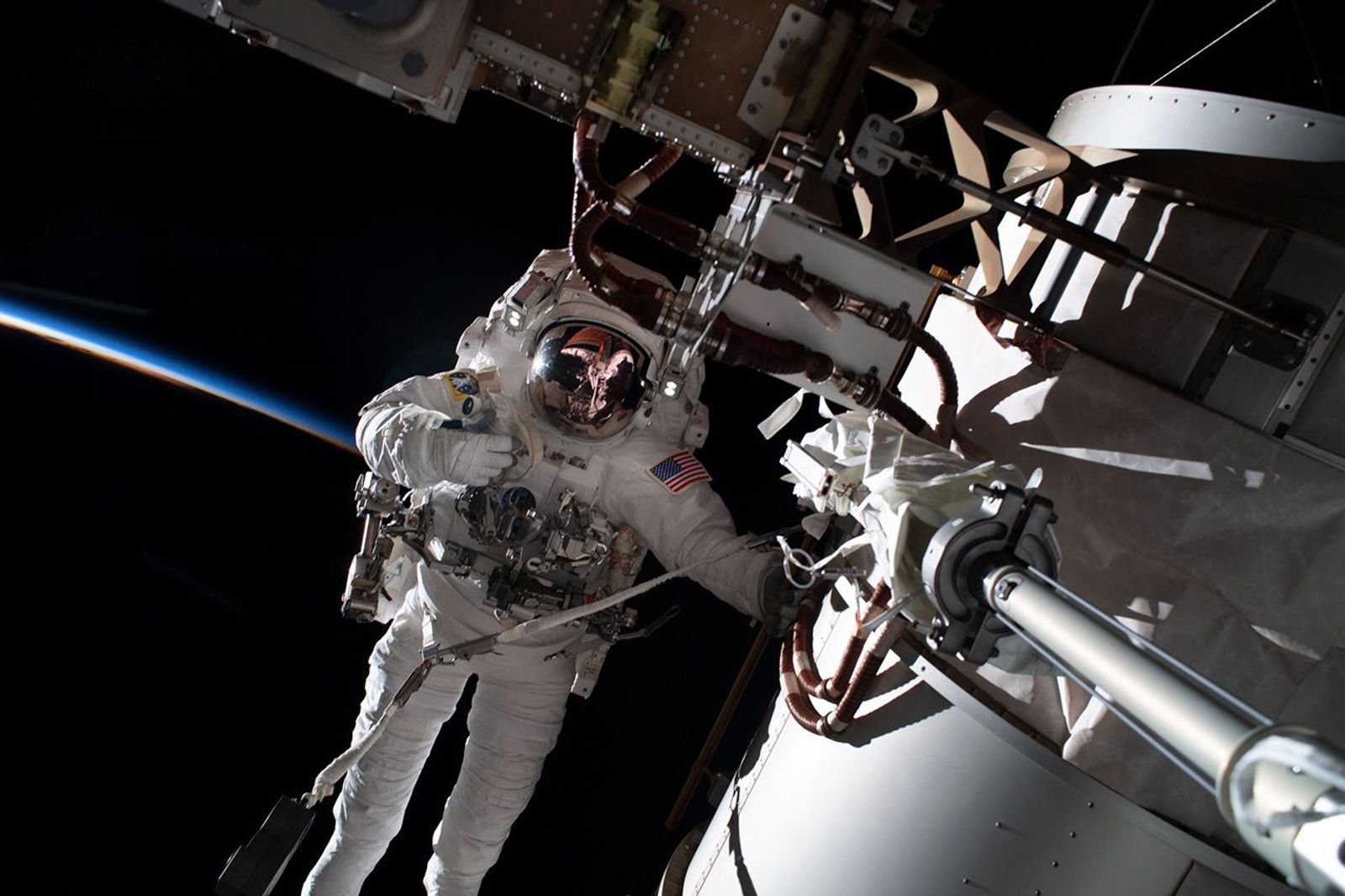 Phi hành gia Frank Rubio làm việc ngoài ISS ngày 15/11/2022. Ảnh tư liệu: NASA