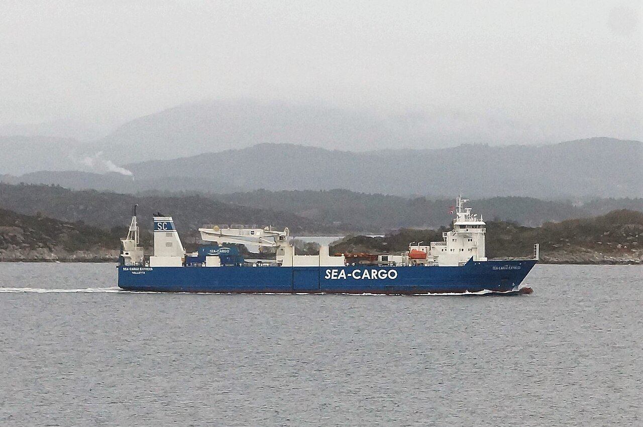 Tàu Sea Cargo Express trong một ảnh chụp khác