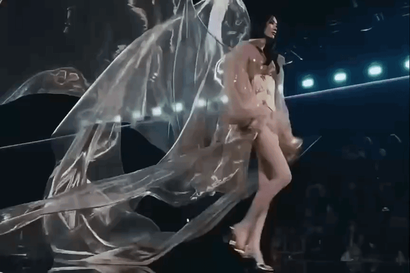 Siêu mẫu Hề Mộng Dao tự tin sải bước tại Victoria's Secret Show 2026 ở Mỹ