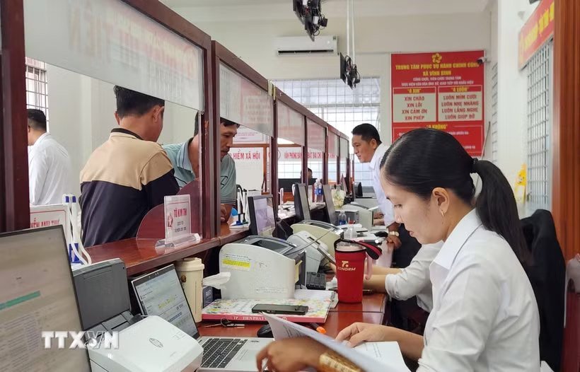 Người dân các địa phương ở An Giang đến trung tâm hành chính công làm thủ tục làm sạch dữ liệu đất đai
