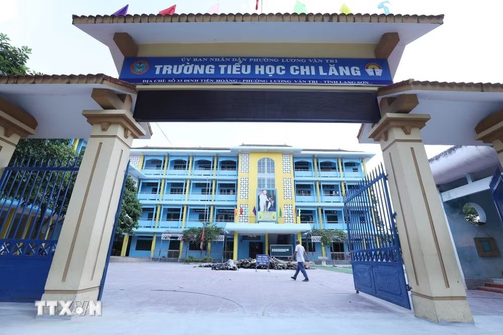 Cổng Trường Tiểu học Chi Lăng trong tin sắp xếp mạng lưới trường