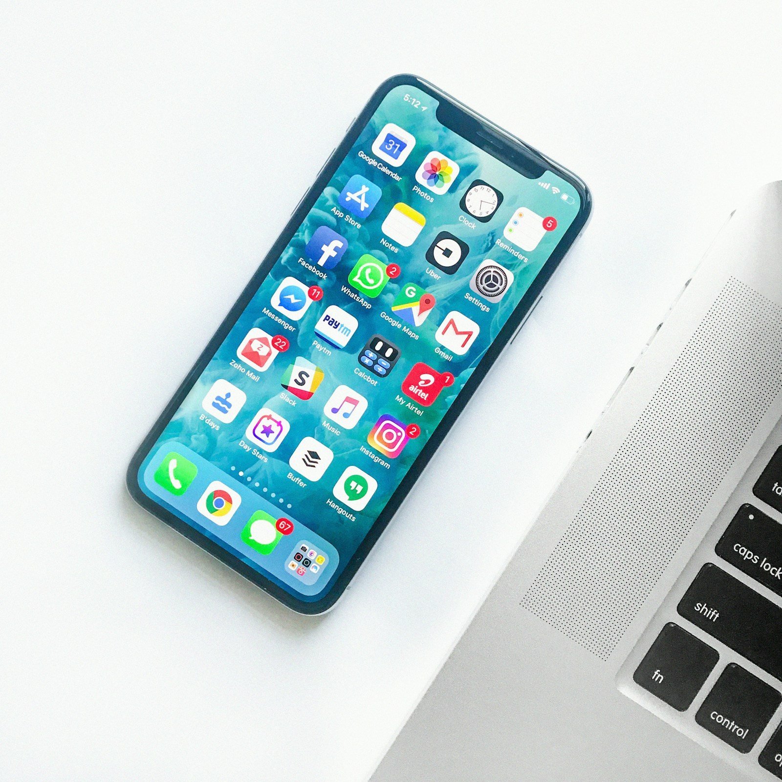 Điện thoại trong tay người dùng, minh họa liên hệ hỗ trợ; không phải mẫu iPhone Duo được xác nhận gặp lỗi. Ảnh chụp minh họa: Unsplash