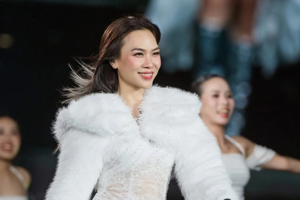 Hơn 40.000 khán giả đội mưa cổ vũ ca sĩ Mỹ Tâm trong concert See The Light