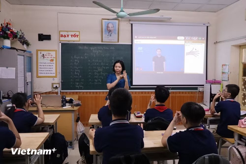 Buổi dạy kết hợp hình ảnh với ngôn ngữ ký hiệu
