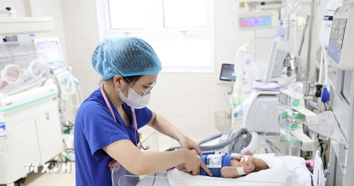 Nhân viên y tế chuẩn bị hỗ trợ người bệnh tại cơ sở điều trị, ảnh tư liệu liên quan về chăm sóc sinh sản