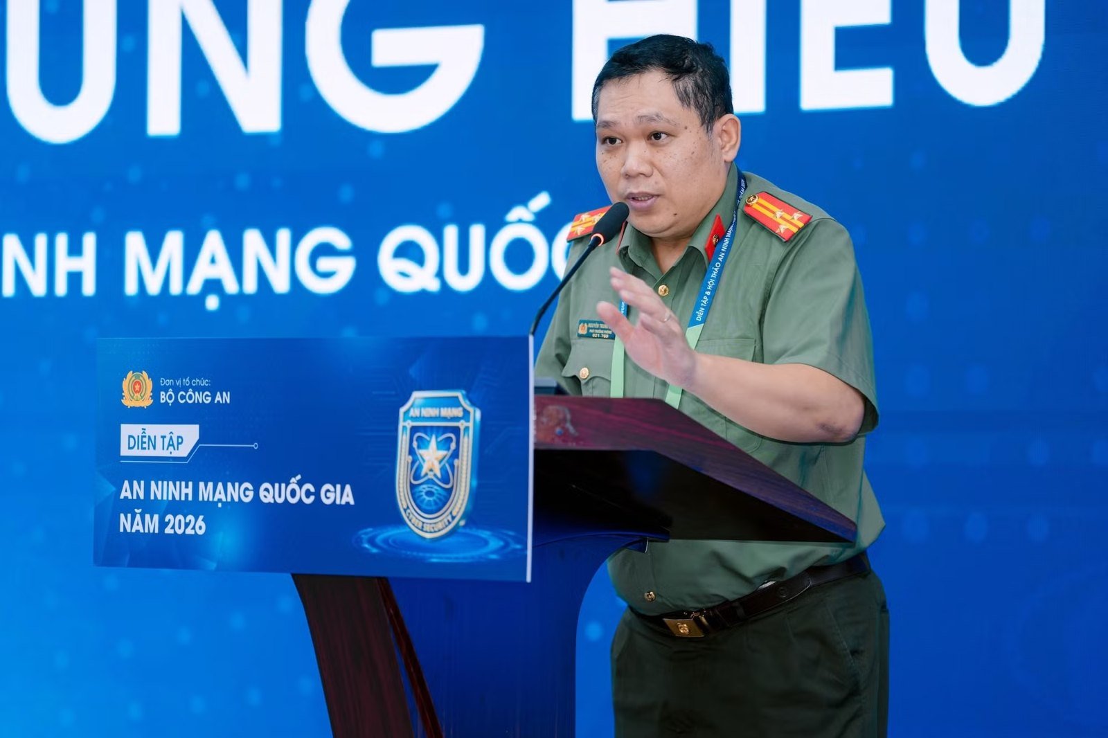 minh họa hoạt động đào tạo, quản lý và bảo vệ thông tin. Thượng tá Nguyễn Trung Hiếu, Phó Giám đốc Trung tâm An ninh mạng quốc gia (Cục An ninh mạng, Bộ Công an) phát