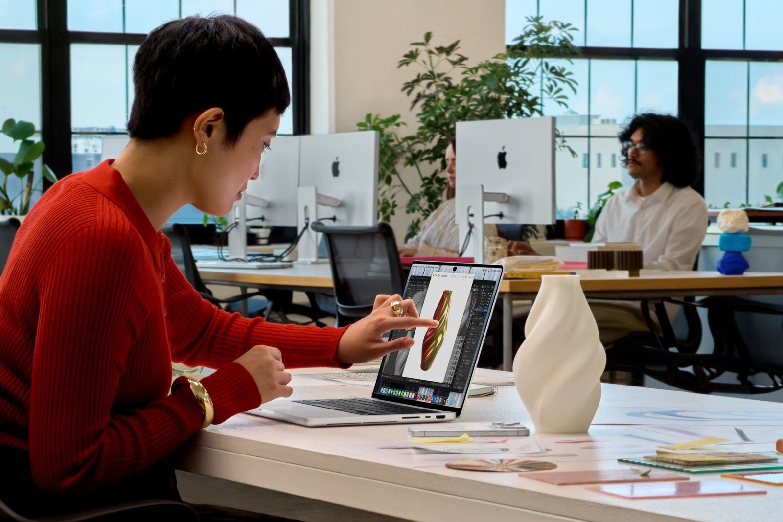 Người dùng điều khiển mô hình bằng màn hình cảm ứng MacBook Pro OLED