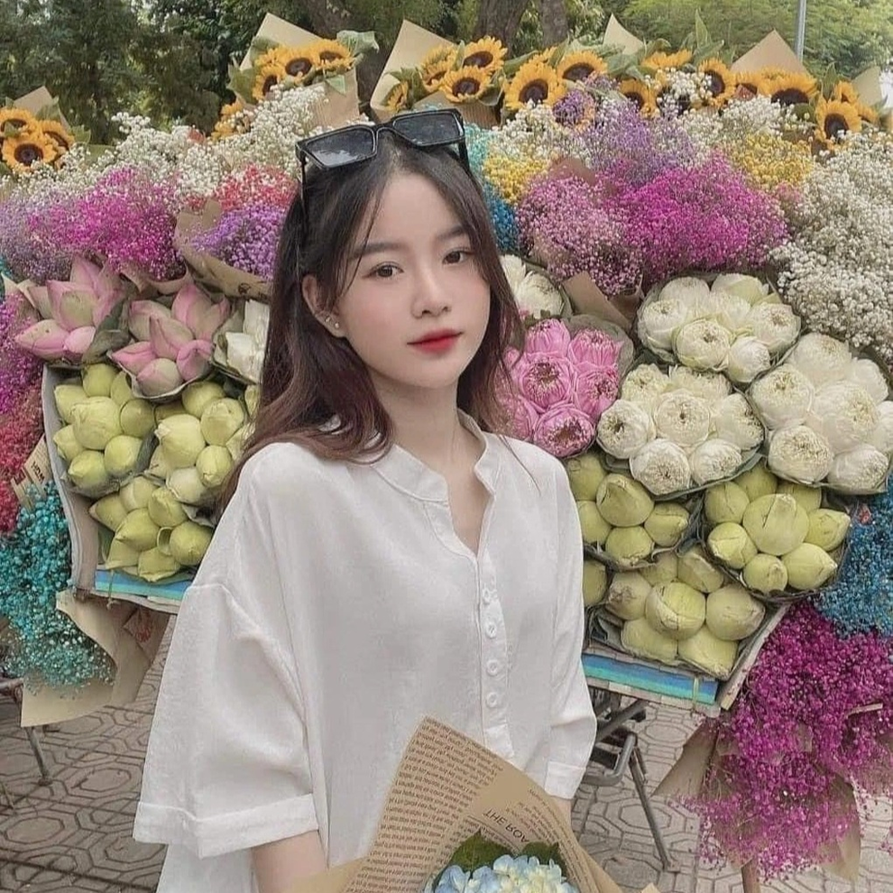Thủ tướng Ba Lan mang nón lá Việt Nam đặt trang trọng cạnh ghế ngồi trên máy bay