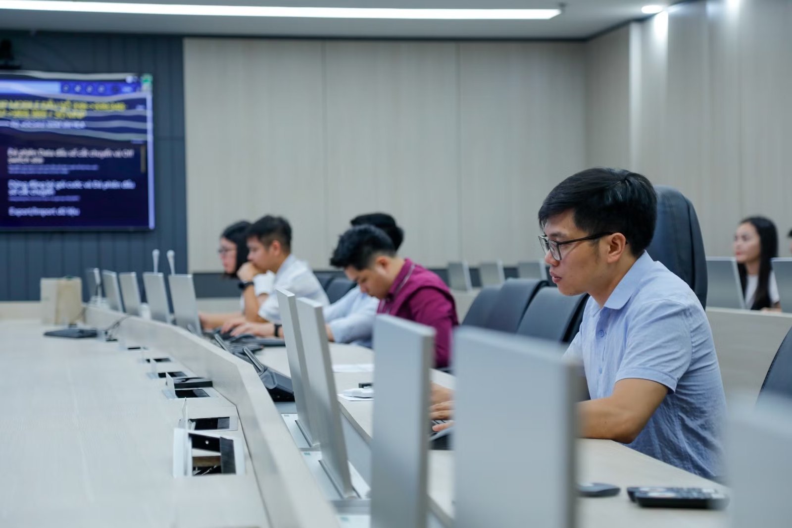 Nhân sự làm việc với thiết bị viễn thông, ảnh do Viettel High Tech cung cấp, minh họa hoạt động nghiên cứu công nghệ