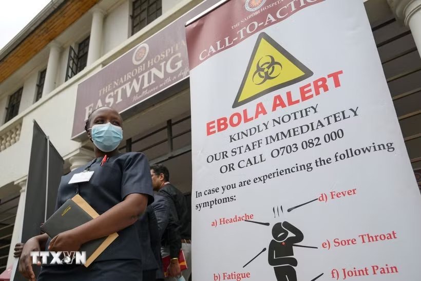 Bảng thông tin cảnh báo dịch Ebola tại bệnh viện Nairobi ở thủ đô Nairobi, Kenya