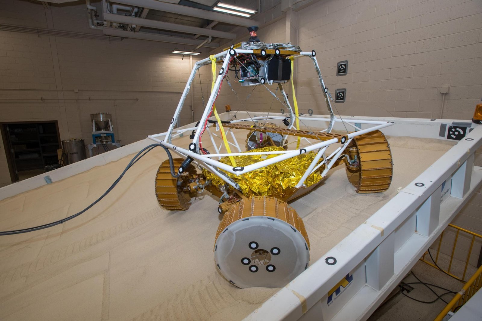 Mẫu thử di chuyển của VIPER tại NASA Glenn năm 2019. Ảnh tư liệu: NASA
