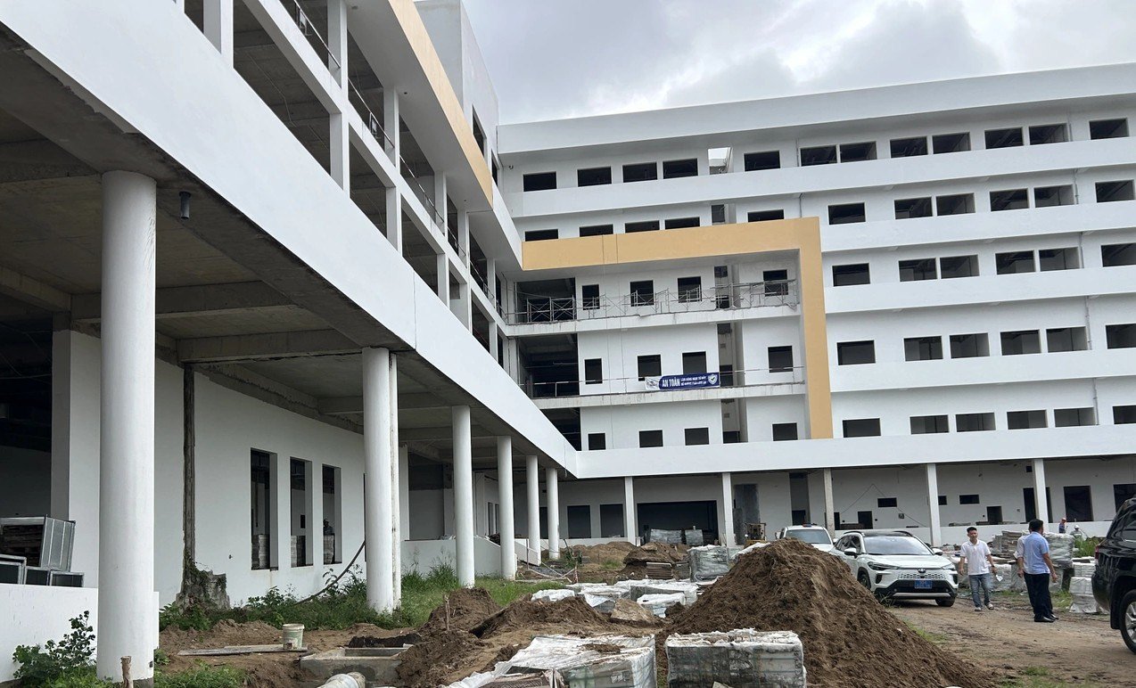 Bệnh viện Ung bướu Cần Thơ vẫn ngổn ngang và chậm tiến độ