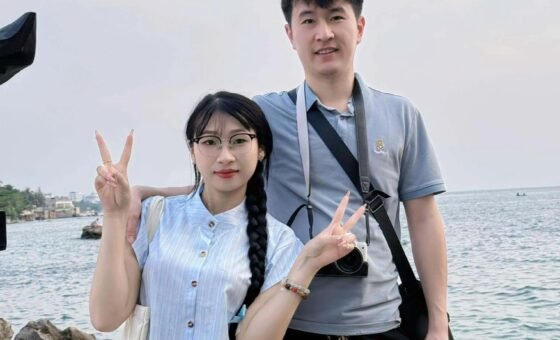 Khoảnh khắc vui nhộn khi khách Tây dự đám cưới miền Tây và chụp ảnh cùng cô dâu chú rể