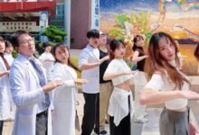 Phó giám đốc Bệnh viện Đa khoa Tiểu Cảng cùng dàn bác sĩ nhảy vũ đạo thu hút 2,2 triệu lượt xem