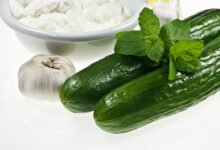 Sữa chua Hy Lạp tự nhiên là nguồn thực phẩm giàu protein lành mạnh thay thế đồ siêu chế biến