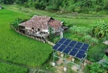 Ngôi nhà và thiết bị năng lượng giữa vùng đồi núi xanh