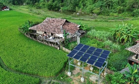 Ngôi nhà và thiết bị năng lượng giữa vùng đồi núi xanh
