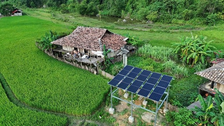 Ngôi nhà và thiết bị năng lượng giữa vùng đồi núi xanh