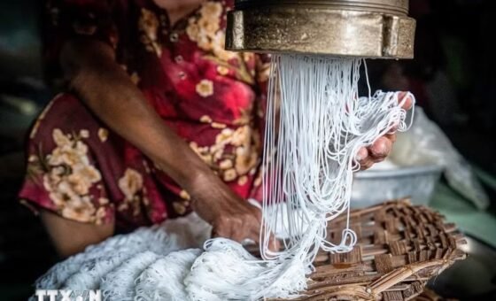 Người thợ tạo những sợi bánh hỏi mảnh