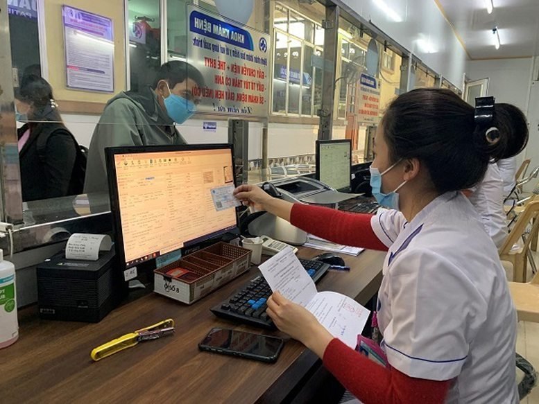 Nhân viên cơ quan bảo hiểm xã hội làm việc tại máy tính