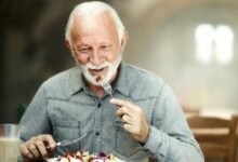 Nhóm thực phẩm thuộc chế độ ăn MIND gồm cá béo, rau xanh đậm và các loại hạt bảo vệ não bộ