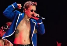 Biển gậy cổ vũ thắp sáng sân vận động Mỹ Đình trong concert BIGBANG tại Hà Nội