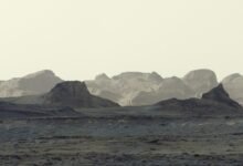 Góc nhìn phóng gần các vách đá trong cùng bộ toàn cảnh Curiosity ngày 11/8/2026