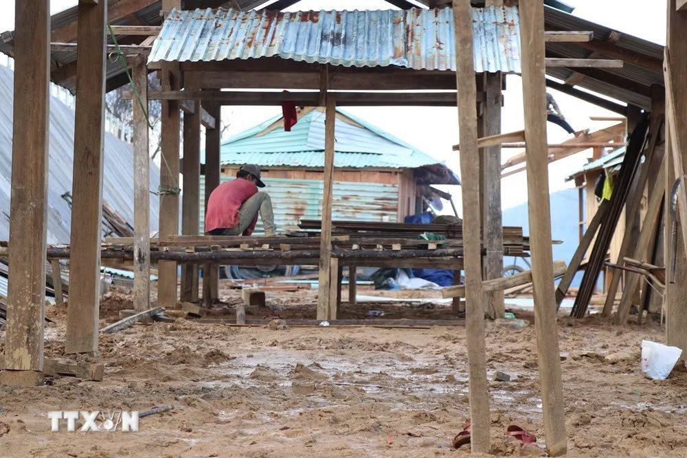 Người dân Loong Póc hoàn thiện không gian sinh sống