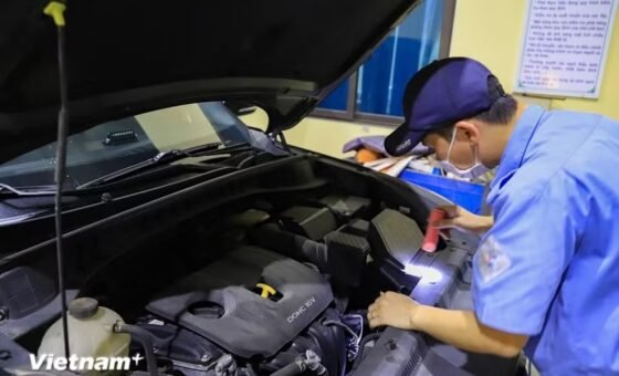 Kỹ thuật viên kiểm tra khoang động cơ tại cơ sở đăng kiểm