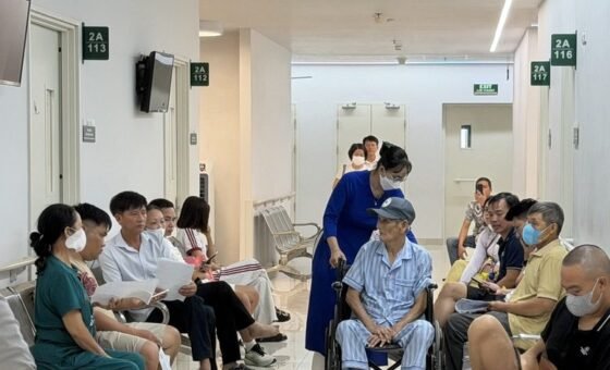 Người dân chờ khám tại cơ sở y tế