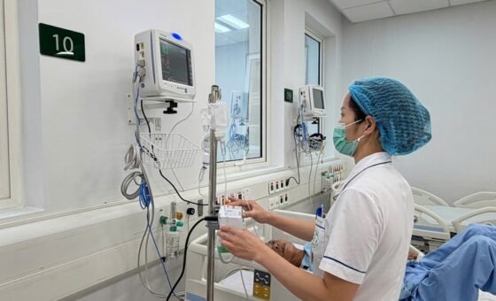 Nhân viên y tế bên thiết bị theo dõi sức khỏe, ảnh tư liệu minh họa