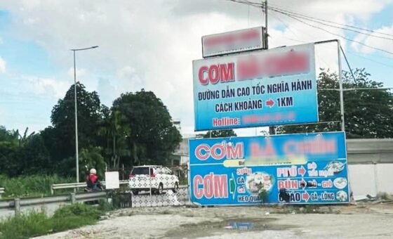 Bát bún riêu tóp mỡ đầy đặn mở đầu hành trình ẩm thực khu Bách Kinh Xây