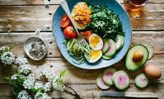 Bữa ăn có trứng, rau, quả và các món phối hợp