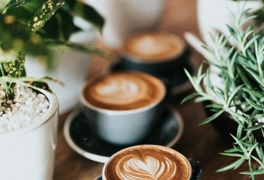 Các cốc cà phê, ảnh chụp minh họa đồ uống có caffeine