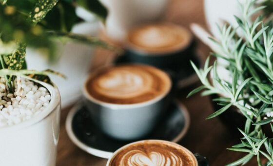 Các cốc cà phê, ảnh chụp minh họa đồ uống có caffeine