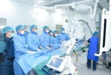 Nhân viên y tế tại cơ sở chăm sóc, minh họa điều kiện chuyên môn; không phải ca Shamonda ở Pháp. Ảnh tư liệu liên quan, không phải ảnh của thử nghiệm hoặc sự kiện mới