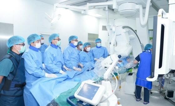 Nhân viên y tế tại cơ sở chăm sóc, minh họa điều kiện chuyên môn; không phải ca Shamonda ở Pháp. Ảnh tư liệu liên quan, không phải ảnh của thử nghiệm hoặc sự kiện mới