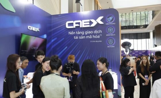 Khách tham quan khu trưng bày CAEX tại sự kiện
