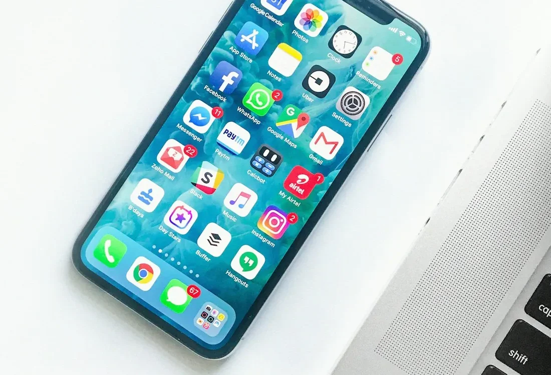Điện thoại có nhiều biểu tượng ứng dụng trên màn hình
