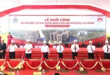 Đại biểu thực hiện nghi thức khởi công nhà ở xã hội tại phường Cái Răng